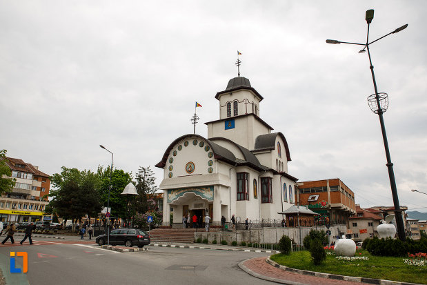 biserica-sf-apostoli-petru-si-pavel-din-ramnicu-valcea-judetul-valcea-vazut-de-la-distanta.jpg