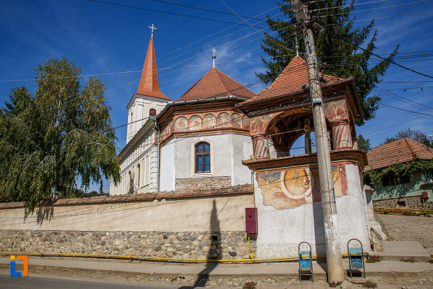 biserica-sf-arhangheli-mihail-si-gavril-1700-biserica-lui-mihai-viteazul-din-ocna-sibiului-judetul-sibiu-vazuta-din-spate.jpg