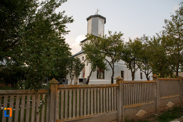biserica-sf-cruce-1849-din-rosiorii-de-vede-judetul-teleorman-imagine-cu-gardul.jpg