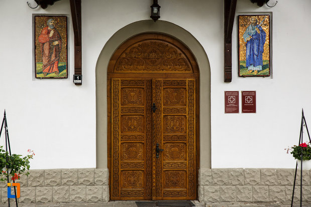 biserica-sf-dumitru-din-ramnicu-valcea-judetul-valcea-imagine-cu-usa-din-lemn.jpg