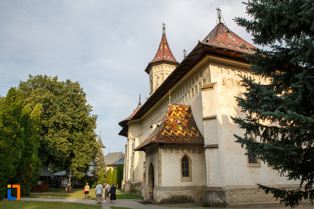 biserica-sf-gheorghe-1522-din-suceava-judetul-suceava-fotografiata-din-lateral.jpg