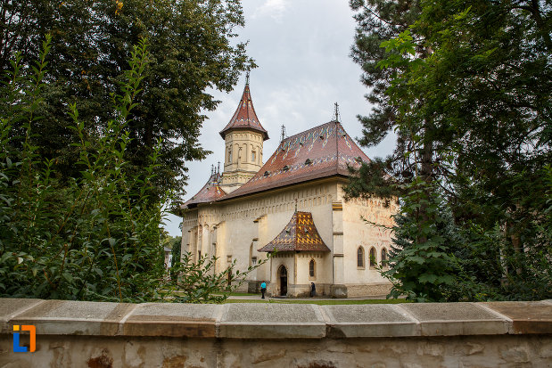 biserica-sf-gheorghe-1522-din-suceava-judetul-suceava-vazut-din-spate.jpg