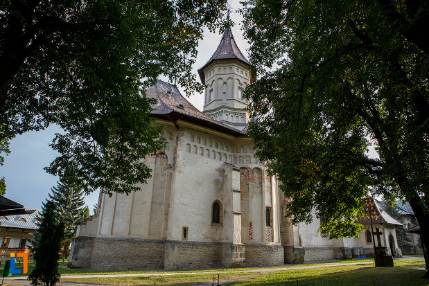 biserica-sf-gheorghe-1522-din-suceava-judetul-suceava-vazuta-din-lateral-2.jpg