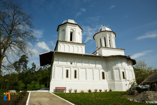biserica-sf-gheorghe-domnesc-1677-din-ocnele-mari-judetul-valcea.jpg