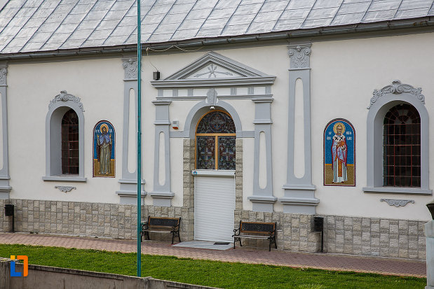 biserica-sf-nicolae-din-hateg-judetul-hunedoara-imagine-cu-intrarea.jpg