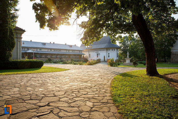 biserica-sf-nicolae-din-radauti-judetul-suceava-vazuta-din-curtea-sa.jpg