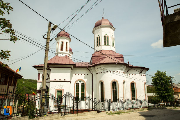 biserica-sf-nicolae-din-slatina-judetul-olt-vazuta-din-lateral.jpg