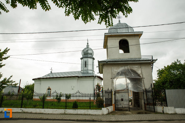 biserica-sf-spiridon-din-focsani-judetul-vrancea-imagine-cu-turnul-de-poarta.jpg