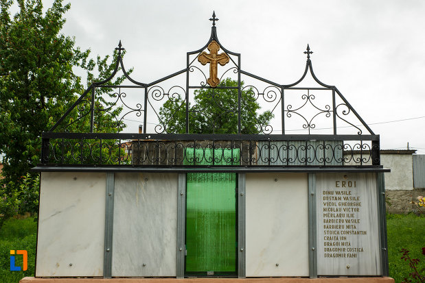 biserica-sf-spiridon-din-focsani-judetul-vrancea-monumentul-eroilor.jpg