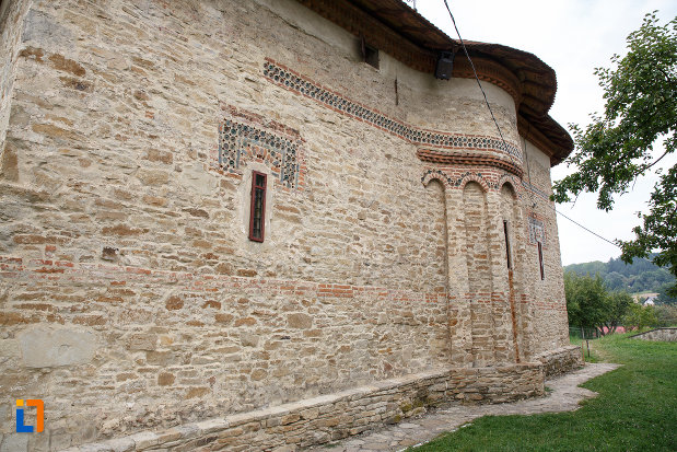 biserica-sf-treime-1352-din-siret-judetul-suceava-vazuta-din-lateral.jpg