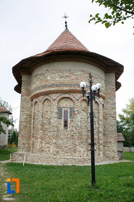 biserica-sf-treime-1352-din-siret-judetul-suceava-vazuta-din-spate.jpg