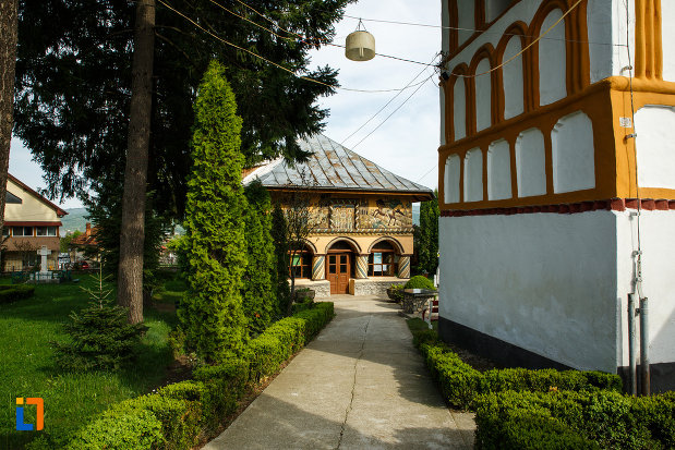 biserica-sf-voievozi-biserica-din-deal-din-calimanesti-judetul-valcea-aleea-din-curte.jpg