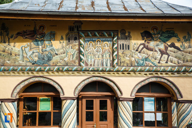 biserica-sf-voievozi-biserica-din-deal-din-calimanesti-judetul-valcea-imagine-cu-picturile-murale-exterioare.jpg