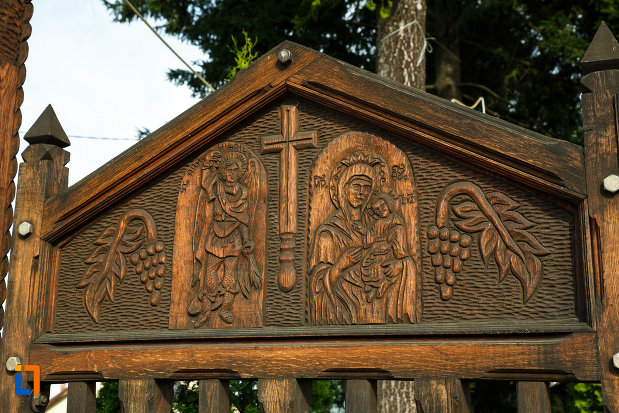 biserica-sf-voievozi-biserica-din-deal-din-calimanesti-judetul-valcea-sculptura-in-lemn.jpg