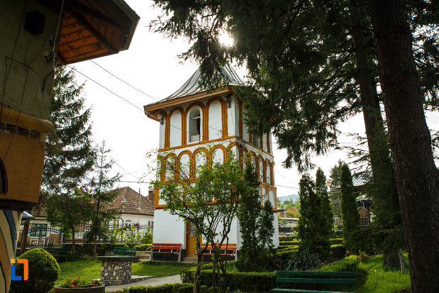 biserica-sf-voievozi-biserica-din-deal-din-calimanesti-judetul-valcea-turnul-cu-clopot.jpg