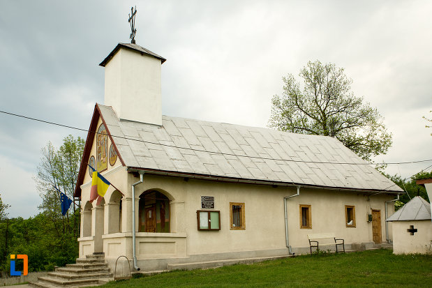 biserica-sf-voievozi-din-leurda-judetul-gorj-vazuta-din-lateral.jpg