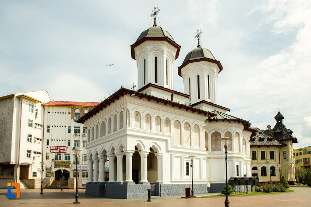 biserica-sf-voievozi-din-targu-jiu-judetul-gorj-vazuta-din-lateral.jpg