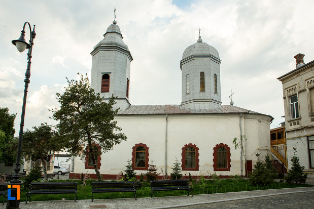 biserica-sfanta-treime-din-slatina-judetul-olt-vazuta-din-lateral.jpg