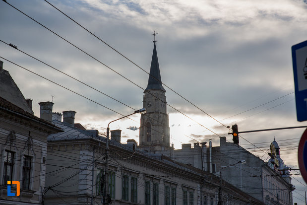 biserica-sfantul-mihail-din-cluj-napoca-judetul-cluj-vazuta-din-departare.jpg