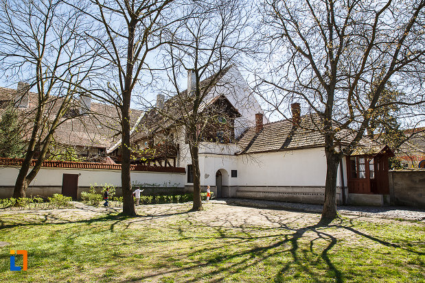 biserica-si-manastirea-franciscana-din-orastie-judetul-hunedoara-copacii-din-curte.jpg