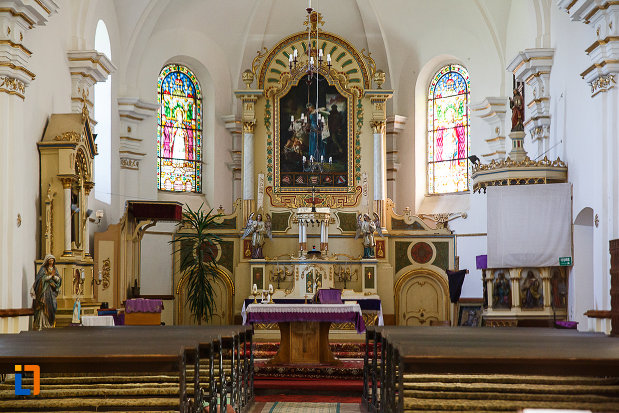 biserica-si-manastirea-franciscana-din-orastie-judetul-hunedoara-culoar-interior-cu-banci.jpg