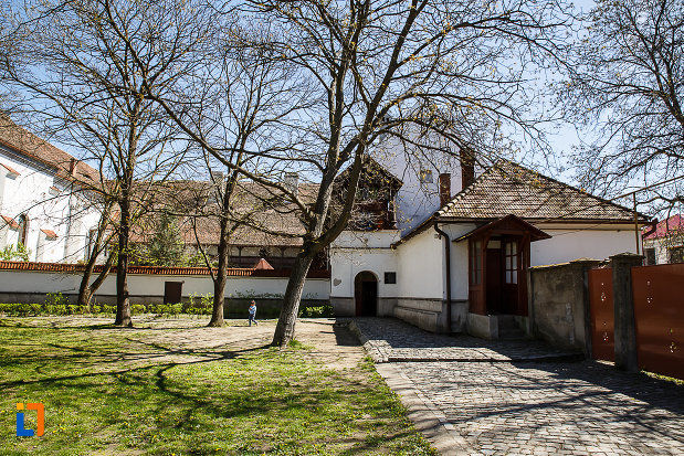 biserica-si-manastirea-franciscana-din-orastie-judetul-hunedoara-curtea-interioara.jpg