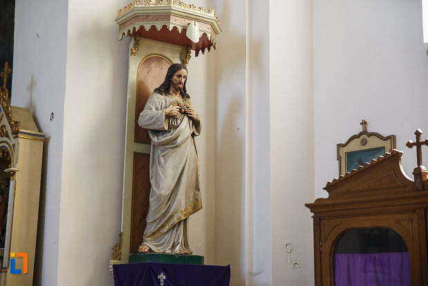 biserica-si-manastirea-franciscana-din-orastie-judetul-hunedoara-statuia-lui-iisus-hristos.jpg