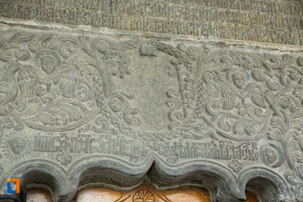 biserica-toti-sfintii-1764-din-ramnicu-valcea-judetul-valcea-detaliu-sculptat.jpg