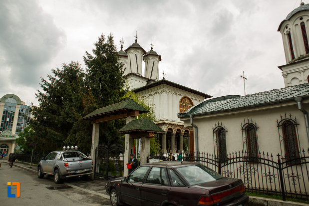 biserica-toti-sfintii-1764-din-ramnicu-valcea-judetul-valcea.jpg