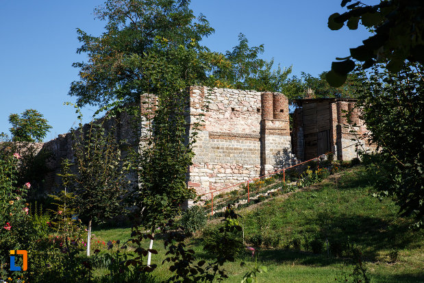 biserica-veche-aflata-langa-biserica-ortodoxa-sf-gheorghe-1862-din-isaccea-judetul-tulcea.jpg