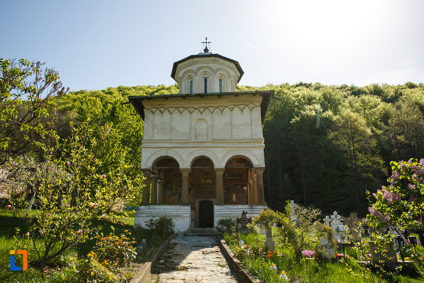 biserica-veche-de-la-manastirea-hurezi-din-horezu-judetul-valcea.jpg