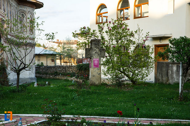 biserica-veche-intrarea-in-biserica-din-horezu-judetul-valcea-imagine-cu-crucea-de-piatra.jpg