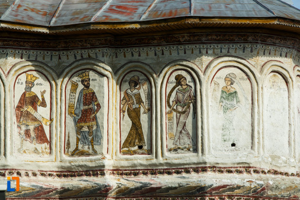 biserica-veche-intrarea-in-biserica-din-horezu-judetul-valcea-imagini-religioase-exterioare.jpg