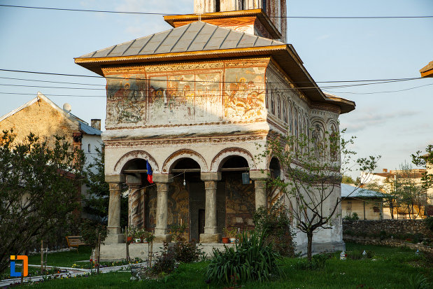 biserica-veche-intrarea-in-biserica-din-horezu-judetul-valcea-monument-istoric.jpg