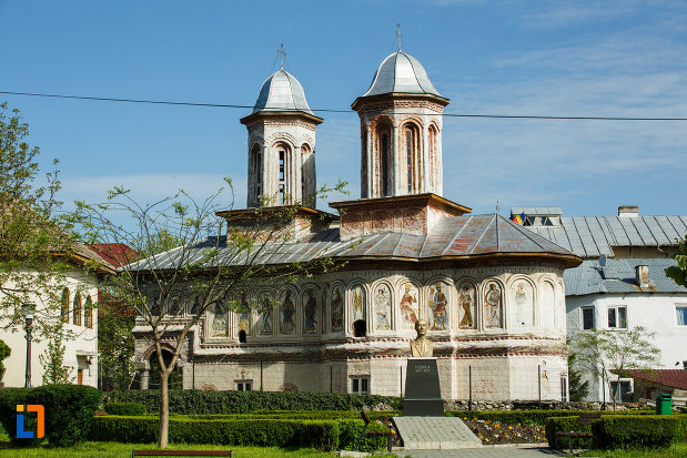 biserica-veche-intrarea-in-biserica-din-horezu-judetul-valcea-vazuta-din-lateral.jpg