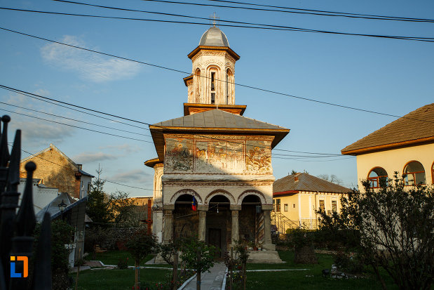 biserica-veche-intrarea-in-biserica-din-horezu-judetul-valcea.jpg
