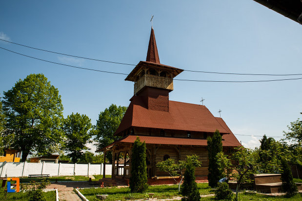 bisericuta-din-lemn-de-langa-biserica-muzeu-sf-ilie-biserica-noua-din-dragasani.jpg