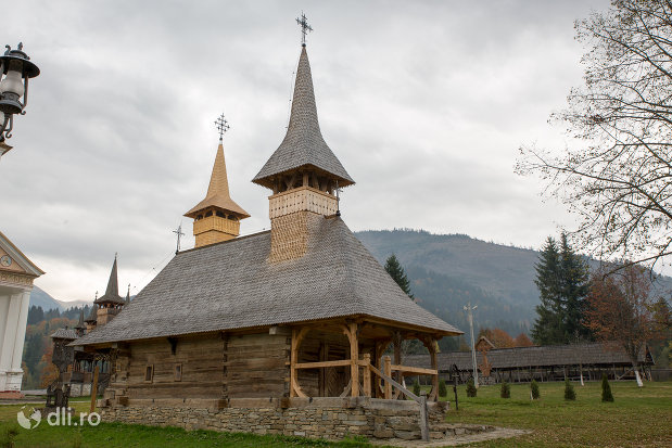 bisericuta-din-lemn-manastirea-adormirea-maicii-domnului-din-moisei-judetul-maramures.jpg