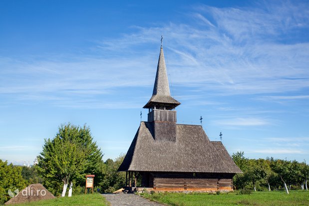 bisericuta-din-lemn-muzeul-satului-osenesc-din-negresti-oas-judetul-satu-mare.jpg