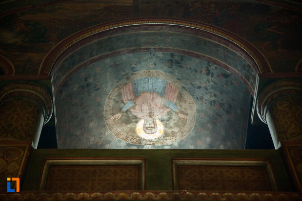 bolta-luminata-din-biserica-sf-apostoli-si-sf-gheorghe-din-caracal-judetul-olt.jpg