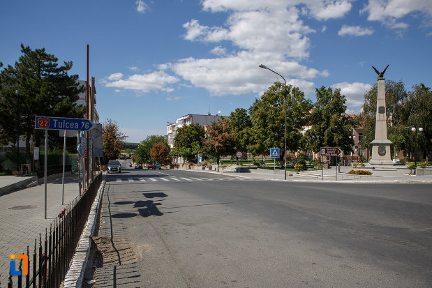 bulevard-central-din-orasul-macin-judetul-tulcea.jpg