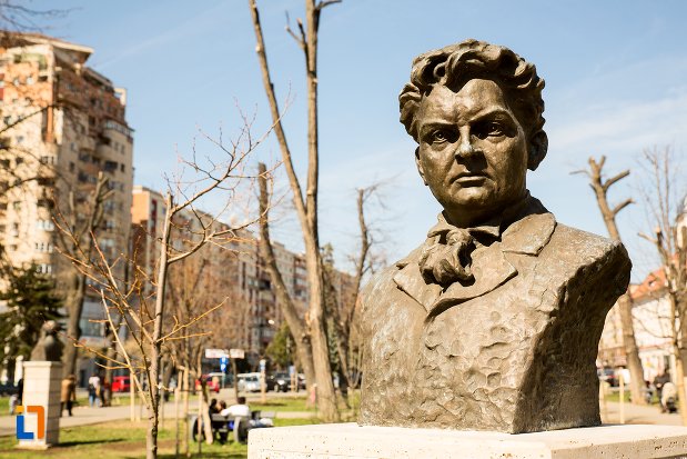 bust-din-cadrul-grupului-statuar-din-fata-casei-de-cultura-a-studentilor-din-alba-iulia-judetul-alba.jpg