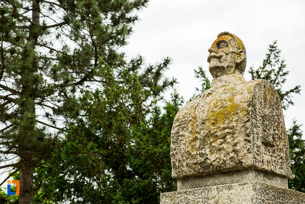 bust-monumentul-generalului-eremia-grigorescu-din-targu-bujor-judetul-galati.jpg