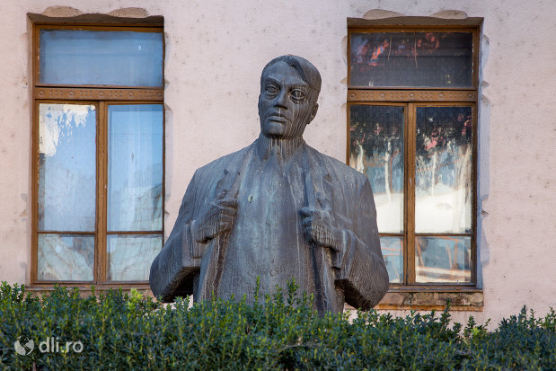 bustul-ady-endre-colegiul-reformat-azi-colegiul-national-silvania-din-zalau-judetul-salaj.jpg