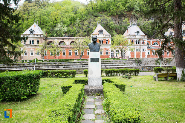 bustul-generalului-doctor-nicolae-vicol-din-baile-herculane-judetul-caras-severin.jpg