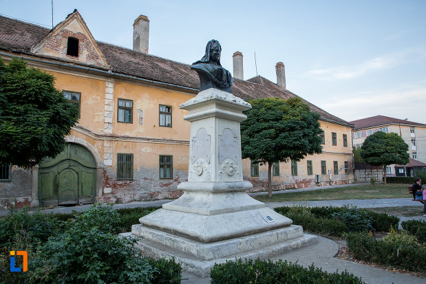 bustul-imparatesei-maria-theresia-din-sibiu-judetul-sibiu-vazut-din-lateral.jpg