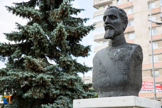 bustul-lui-al-ioan-cuza-din-pitesti-judetul-arges-vazuta-din-lateral.jpg
