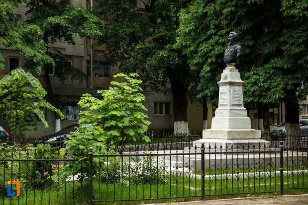 bustul-lui-alexandru-ioan-cuza-din-marasesti-judetul-vrancea-fotografiata-din-lateral.jpg