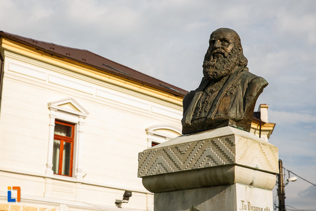 bustul-lui-andrei-saguna-din-hateg-judetul-hunedoara-vazut-din-dreapta.jpg