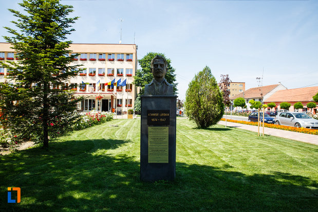 bustul-lui-atanasie-lipovan-din-sannicolau-mare-judetul-timis-amplasat-in-piata-centrala.jpg
